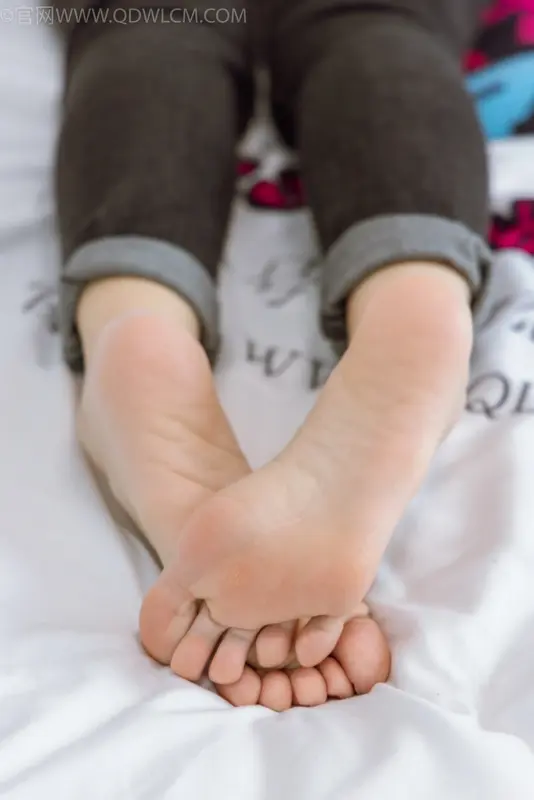 物恋传媒 NO.1036 然然-帆布鞋、白色棉袜、裸足 - 物恋传媒